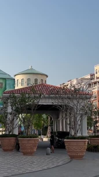 越南府口岛上的日落镇 快速开发的欧洲城市副本 令人惊奇的未来度假胜地清江空新城市旅游巴士 — 图库视频影像