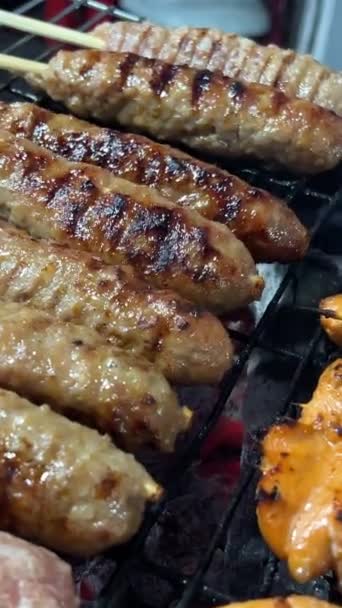 Flipping Schweinefleisch Grill Ein Berühmtes Philippinisches Street Food Hochwertiges Filmmaterial — Stockvideo