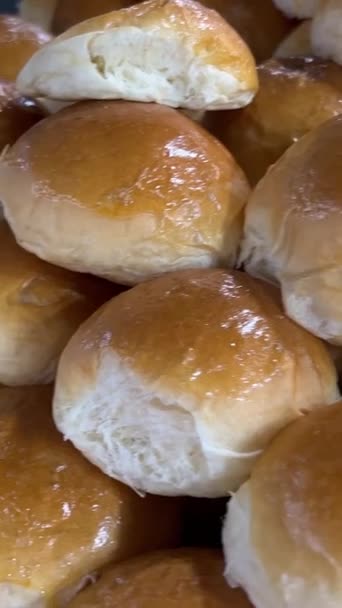 Chleby Pieczywo Duży Asortyment Półkach Piekarniczych Świeżym Pieczonym Chrupiącym Chlebem — Wideo stockowe