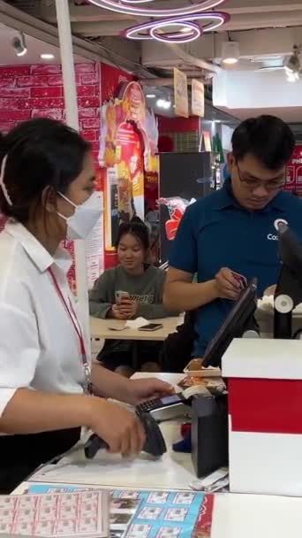 Настоящие Люди Магазине Европейская Девушка Азиатским Продавцом Покупают Переводчика Трудно — стоковое видео