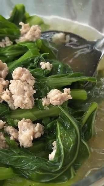 Βιετναμέζικη Σούπα Πράσινα Φύλλα Και Κομμάτια Κρέατος Πάνω Όψη Του — Αρχείο Βίντεο