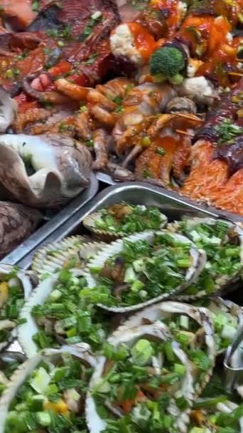 Sprzedawcy Sprzedam Świeżo Grillowane Owoce Morza Nocnym Targu Chiang Mai — Wideo stockowe