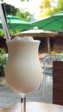 Tahta masadaki uzun bardakta kremalı vanilya kokteyli. kopyalama alanı. Bardakta yaz milkshake 'i