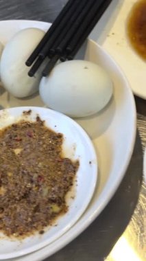 Embriyo Vietnamlı leziz yumurta. Balut, Hoi An, Vietnam 'da ördek embriyosu geliştirirken haşlandı. Asya ülkelerinde özel yemekler.