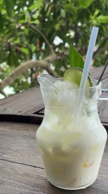 Yoğurt mayalanmış süt içeceği. Buzlu ve limonlu Kefir Vietnam 'da serinliyor Phu Quoc restoranında