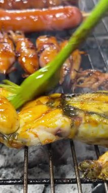 Barbekü Tavuk Kanadı ve Barbekü Doldurulmuş Kurbağa. Yüksek kalite 4k görüntü