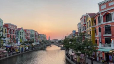 Asya 'da cennet gibi yeni bir turizm merkezi. Vietnam' da tarifsiz bir güzellik gecesi terk edilmiş bir şehir. Avrupa binaları pahalı paralar yaktı.