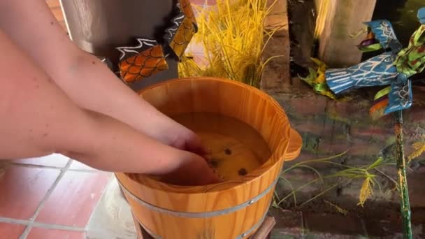 Kobieta Myje Ręce Drewnianej Wannie Umyć Ręce Drewnianej Umywalce — Wideo stockowe