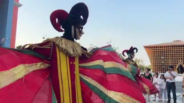 Desfile Luz Imagens Coloridas Máscaras Turistas Todo Mundo Desfile Plataformas — Vídeo de Stock