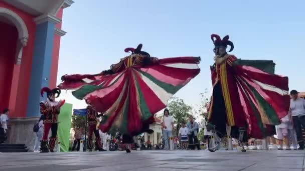 Parade Lumière Images Colorées Dans Des Masques Des Touristes Monde — Video