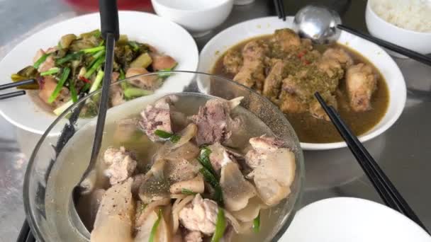 Čtyři Talíře Rýže Hůlky Nádobí Vše Připraveno Obědu Rodinou Vietnamské — Stock video
