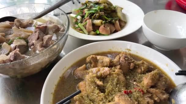 젓가락 가족과 준비가되어 있습니다 베트남 닭고기 — 비디오