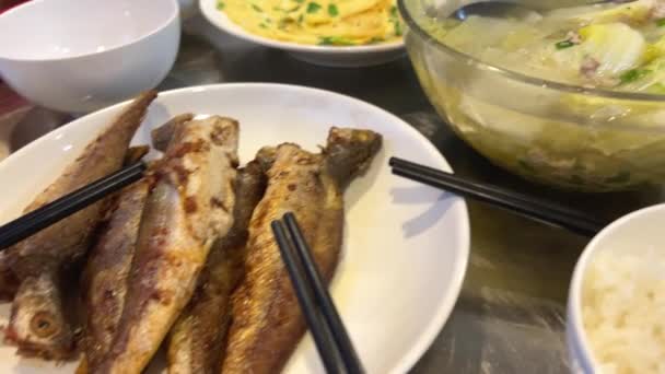 Oběd Vietnamu Polévka Omeleta Rybí Omáčka Rýžové Hůlky Rodina Čeká — Stock video