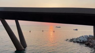 Öpüşme Köprüsü Vietnam Phu Quoc Adası Günbatımı Kasabası phu quoc evlilik köprüsü. Adadaki bir evliliği kaydettirmek için en güzel yer. Aşk yolculuğu romantizm gün batımı