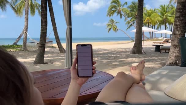 세련된 럭셔리 파레오 수영복 여자는 바다에 모바일 네트워크를 거짓말 Phu — 비디오