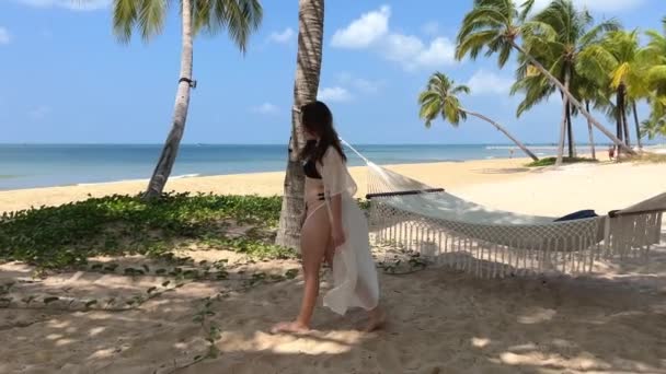 해변에서 세련된 럭셔리 파레오 수영복 여자는 바다에 네트워크를보고 거짓말 Phu — 비디오