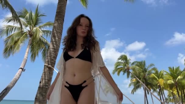 Elegancka Kobieta Plaży Ciesząca Się Letnią Podróżą Bikini Okularach Przeciwsłonecznych — Wideo stockowe