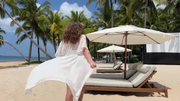 Chic Luxusní Pláž Mladá Žena Dívka Bílém Pareo Černé Plavky — Stock video