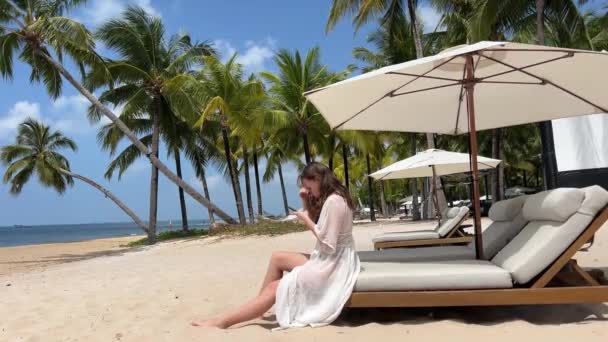 Pantai Chic Luxury Seorang Gadis Muda Dengan Pareo Putih Tarian — Stok Video