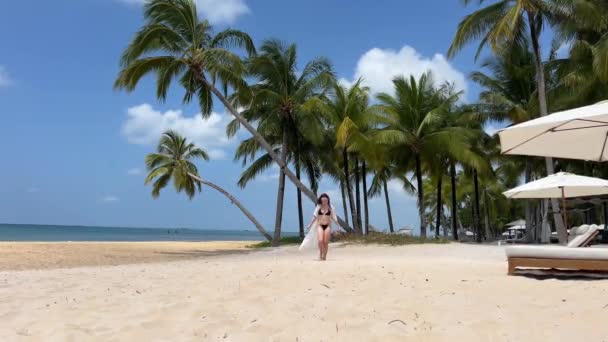 세련된 럭셔리 파레오 수영복 여자는 바다에 모바일 네트워크를 거짓말 Phu — 비디오
