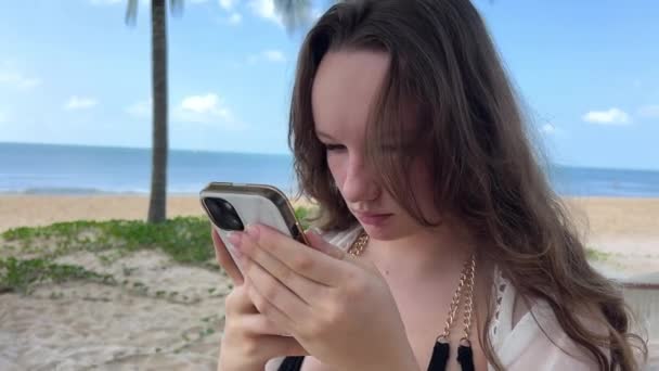 Elegancka Luksusowa Plaża Młoda Kobieta Białym Pareo Czarny Strój Kąpielowy — Wideo stockowe