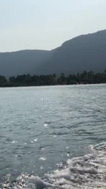 Hint Okyanusu 'ndaki balıkçı teknesindeki balıkçı evi Vietnam Pu Quoc adasında balık çiftliği yetiştiriyor. Sudaki restoran balık yakalar ağlar, ahşap evler bulutsuz gökyüzü ve sakin su