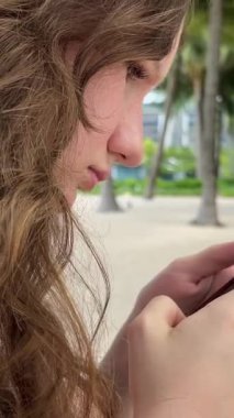 Şık lüks plaj. Beyaz pareo siyah mayo giymiş genç bir kız dans ediyor. Dinlenmiş içecekler içiyor. Phu Quoc 'un Vietnam muhteşem plajları