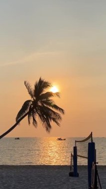 Phu Quoc Sonasea plajının cennet plajları. Palmiye ağaçları Hint Okyanusu 'nda gün batımında otellerin yakınında tatil yaparlar. Seyahat acentesi doğanın en güzel istirahatı. Rahatlama