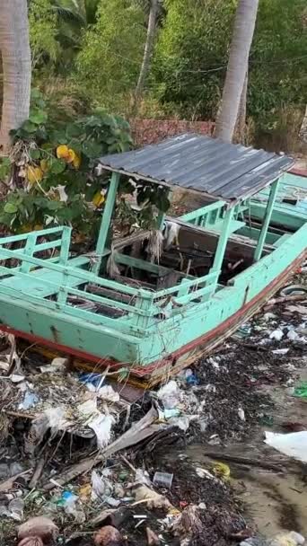 Barro Desastre Vomitando Varios Objetos Plástico Del Mar Vietnam Isla — Vídeo de stock