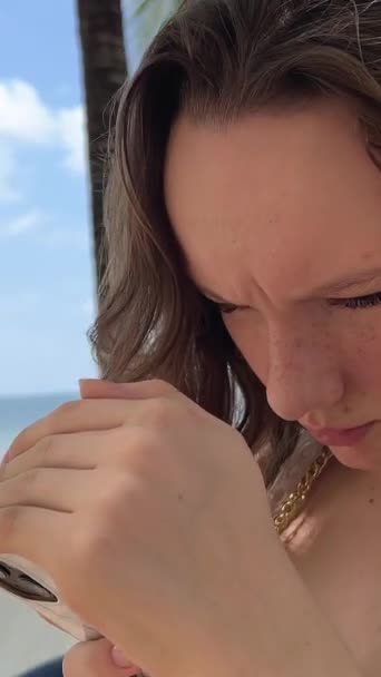 Chic Playa Lujo Una Joven Con Traje Baño Negro Pareo — Vídeo de stock