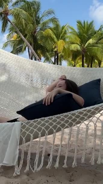 Шикарный Роскошный Пляж Девушка Белом Парео Черном Купальнике Танцует Лежит — стоковое видео