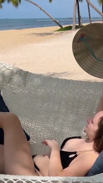 Spiaggia Lusso Chic Una Giovane Donna Ragazza Pareo Bianco Balli — Video Stock