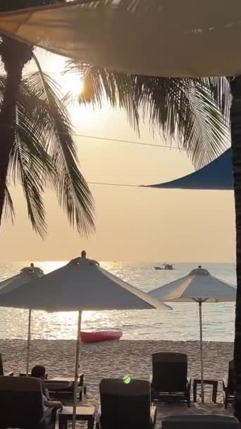 福岡ポックソナーゼアビーチのパラダイスビーチ パームツリー 海の日没インド洋ラグジュアリー休暇ホテル近く 旅行代理店は自然の休息の美しさを目的としています リラックス — ストック動画