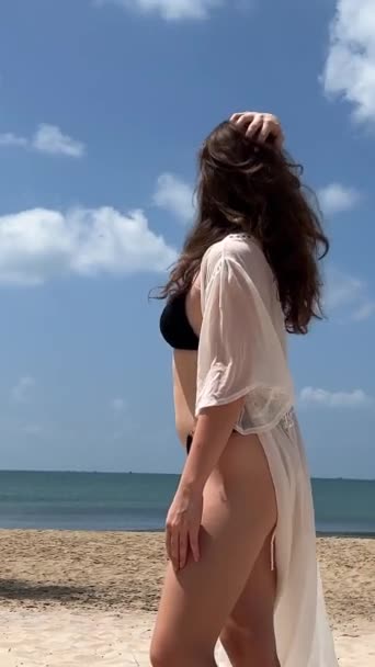 Giovane Dai Capelli Lunghi Bella Ragazza Che Siede Sulla Spiaggia — Video Stock
