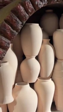 Çeşit çeşit kapaklı. Değişik boyutlarda terra cotta yemek takımı. Eskisinde sergileniyor. Gürcistan Cumhuriyeti 'nde bir pazarda ahşap masa. Video DCI 4k. Yüksek kalite 4k görüntü