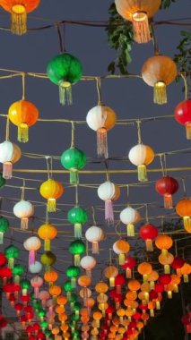 4K, Çin Yeni Yılı 'nda Asya feneri dekorasyonu gece vakti nehrin üzerinde asılıydı. Vietnam Festivali 'nde farklı renklerin güzel geleneksel fenerleri Phu Quoc Grand World