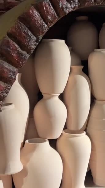 Разнообразие Крышек Терракотовая Посуда Различных Размерах Отображается Старом Деревянный Стол — стоковое видео