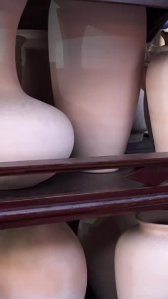 Monte Barro Feito Vasos Cerâmica Branca Jarros Utensílios Stand Fábrica — Vídeo de Stock