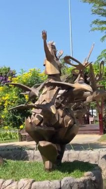 Heykeller şelale ve çeşmeler ünlü eğlence, eğlence ve alışveriş kompleksi Kien Giang eyaleti, Vietnam Phu Quoc Adası Büyük Dünyası 03.18.2024