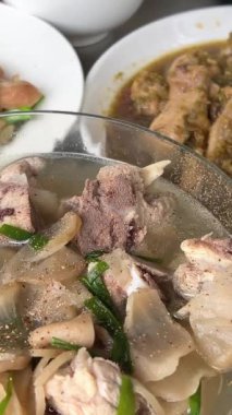 Dört tabak pilav, yemek çubuğu, çatal bıçak, ailesiyle öğle yemeği için her şey hazır Vietnam yapımı ev yapımı tavuk eti kızarmış soğan.