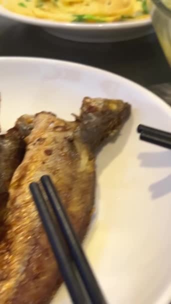 테이블을 기다리는 베트남 오믈렛 젓가락 가족에서 자연적인 물고기 베트남의 건강한 — 비디오