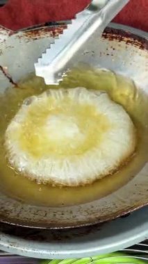 Vietnam Savory Crepe yumurtadan yapılır ve dolması için fasulye filizi ve biraz baharat da eklerler. Yüksek kalite 4k görüntü