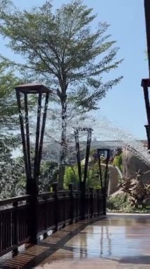 Vietnam Büyük Dünya Phu Quoc. Şelale heykeli ve çeşmeler ünlü eğlence, eğlence ve alışveriş kompleksi Kien Giang, VN. Venedik İtalya Büyük Dünyası 'ndaki gibi renkli binalar