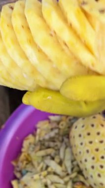 Lezzetli olgun bir ananas sarısı. Kesme tahtasındaki tatlı ve sulu ananas parçaları. Yüksek kalite 4k görüntü