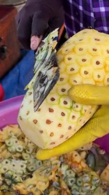 Lezzetli olgun bir ananas sarısı. Kesme tahtasındaki tatlı ve sulu ananas parçaları. Yüksek kalite 4k görüntü