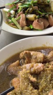 Dört tabak pilav, yemek çubuğu, çatal bıçak, ailesiyle öğle yemeği için her şey hazır Vietnam yapımı ev yapımı tavuk eti kızarmış soğan.