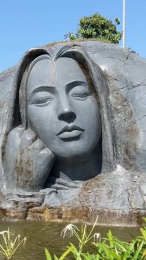 Şelale heykeli ve çeşmeler ünlü eğlence, eğlence ve alışveriş kompleksi Kien Giang, VN. Renkli binalar Vietnam Phu Quoc Adası Büyük Dünya 03.18.2024