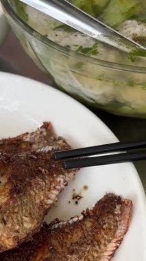 Köfteli kavun çorbası. Sağlıklı yiyecek. Izgara Dorado tavasında fırında balık. Vietnam masası yemek hazırlıyor. Küçük kızarmış balık.