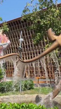 Şelale heykeli ve çeşmeler ünlü eğlence, eğlence ve alışveriş kompleksi Kien Giang, VN. Renkli binalar Vietnam Phu Quoc Adası Büyük Dünya 03.18.2024