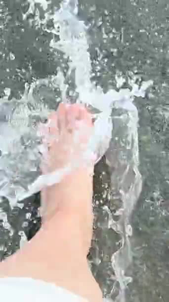 Feet Going Seashore Foot Stepping Sea Zeitlupe Aufgenommen Hochwertiges Filmmaterial — Stockvideo